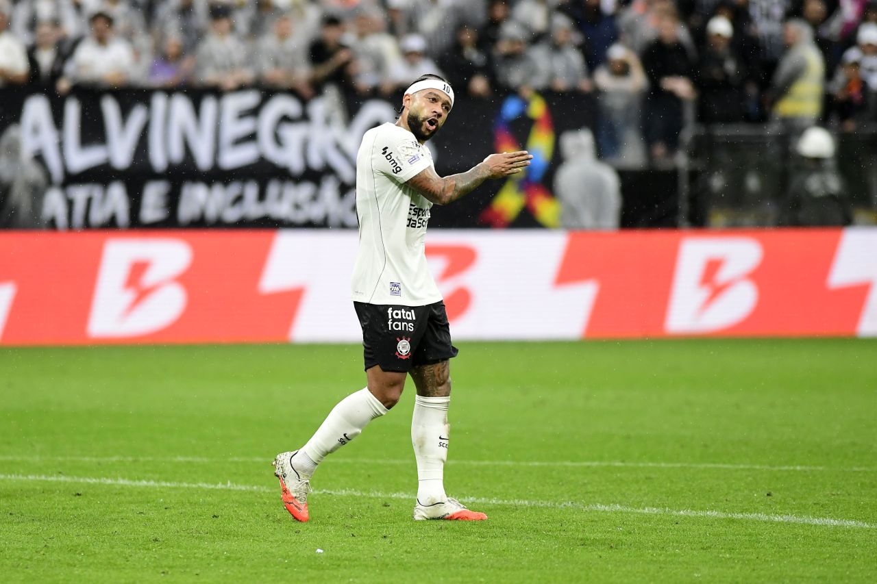 Jogadores do Corinthians em campo durante partida
