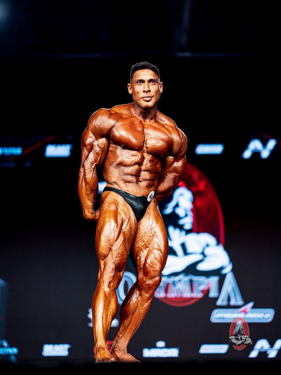 Ramon Dino durante apresentação nas prévias do Mr. Olympia 2026