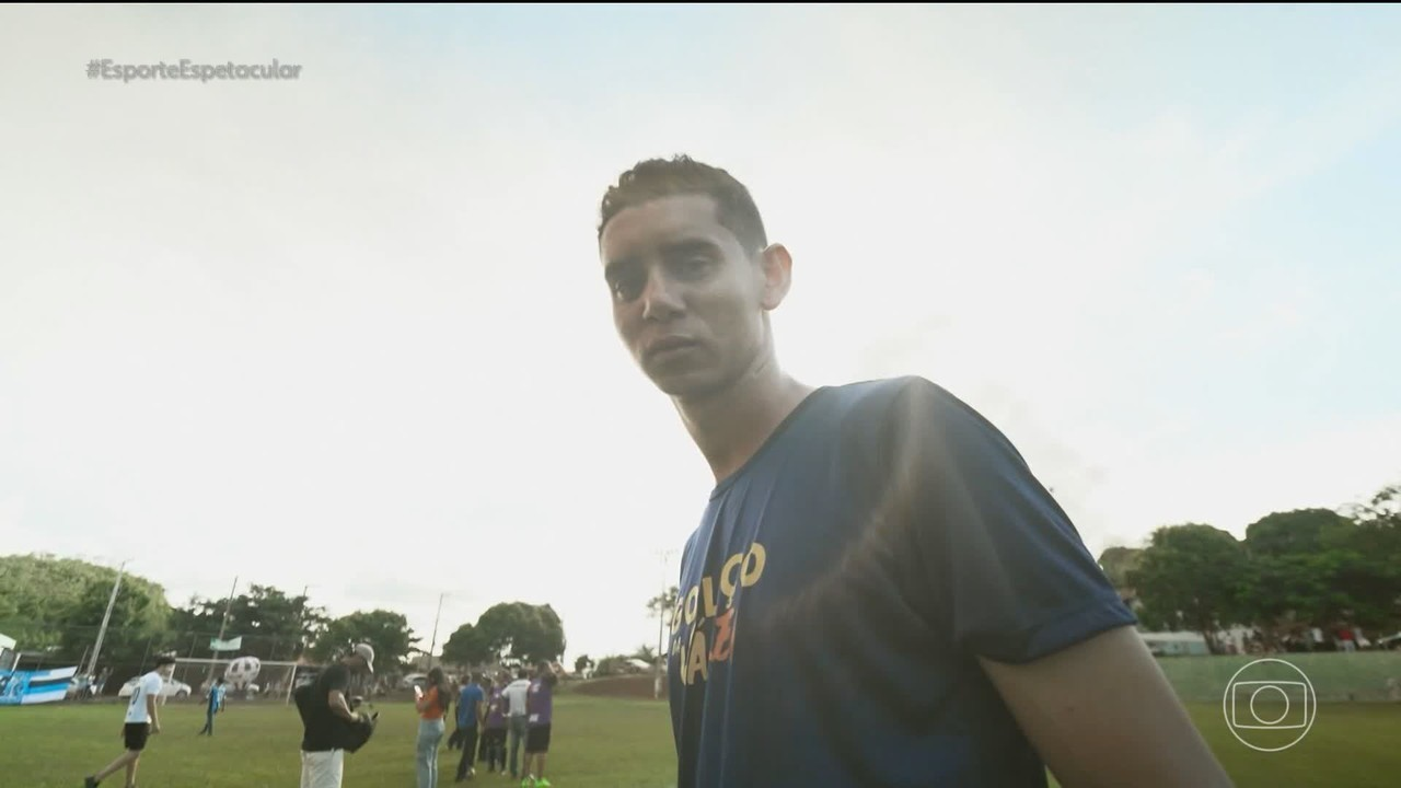 Ramon Ganso comemorando após cobrança de falta