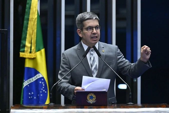 Senador Randolfe Rodrigues apresentando projeto no Congresso