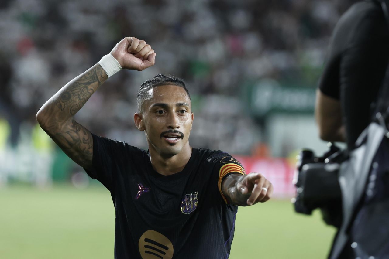 Raphinha comemorando gol pelo Barcelona