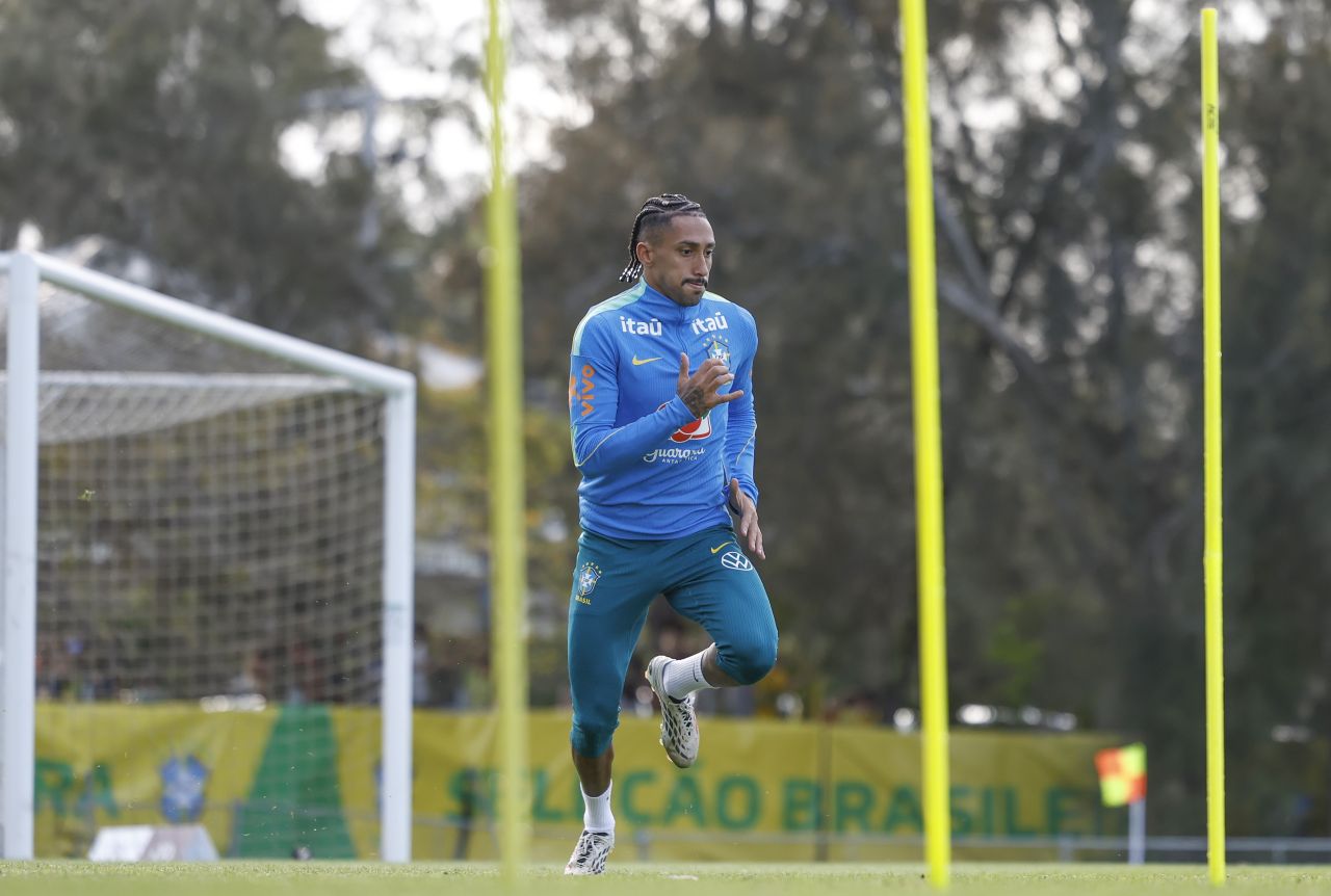 Raphinha cobrando pênalti em treino da Seleção Brasileira