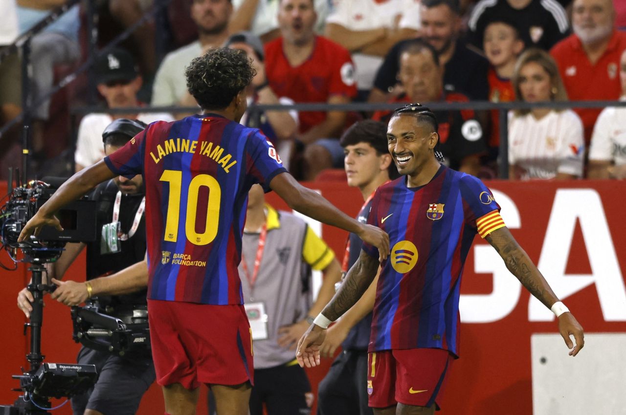 Raphinha comemora gol pelo Barcelona