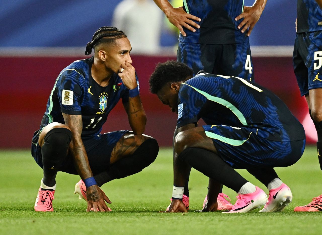 Raphinha com a mão na coxa durante partida