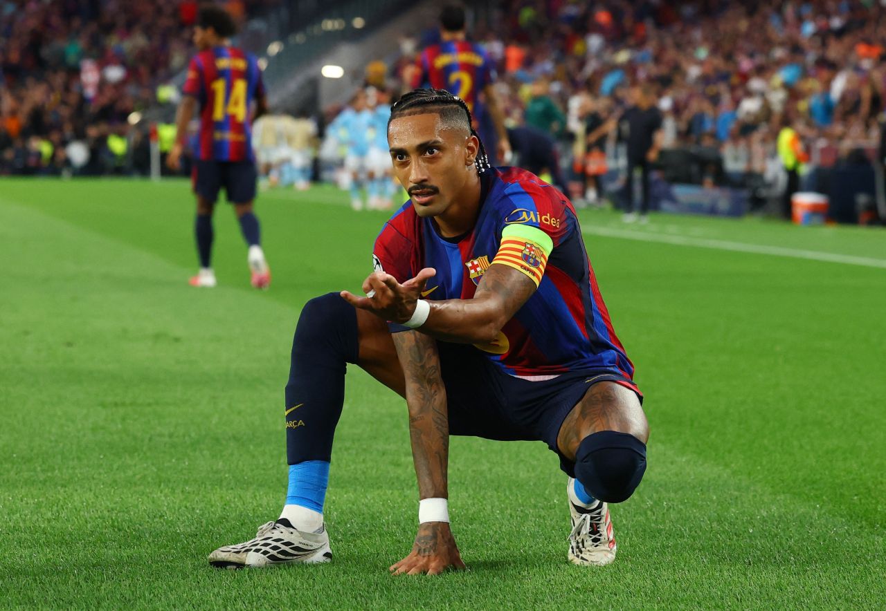 Raphinha comemorando com a camisa do Barcelona