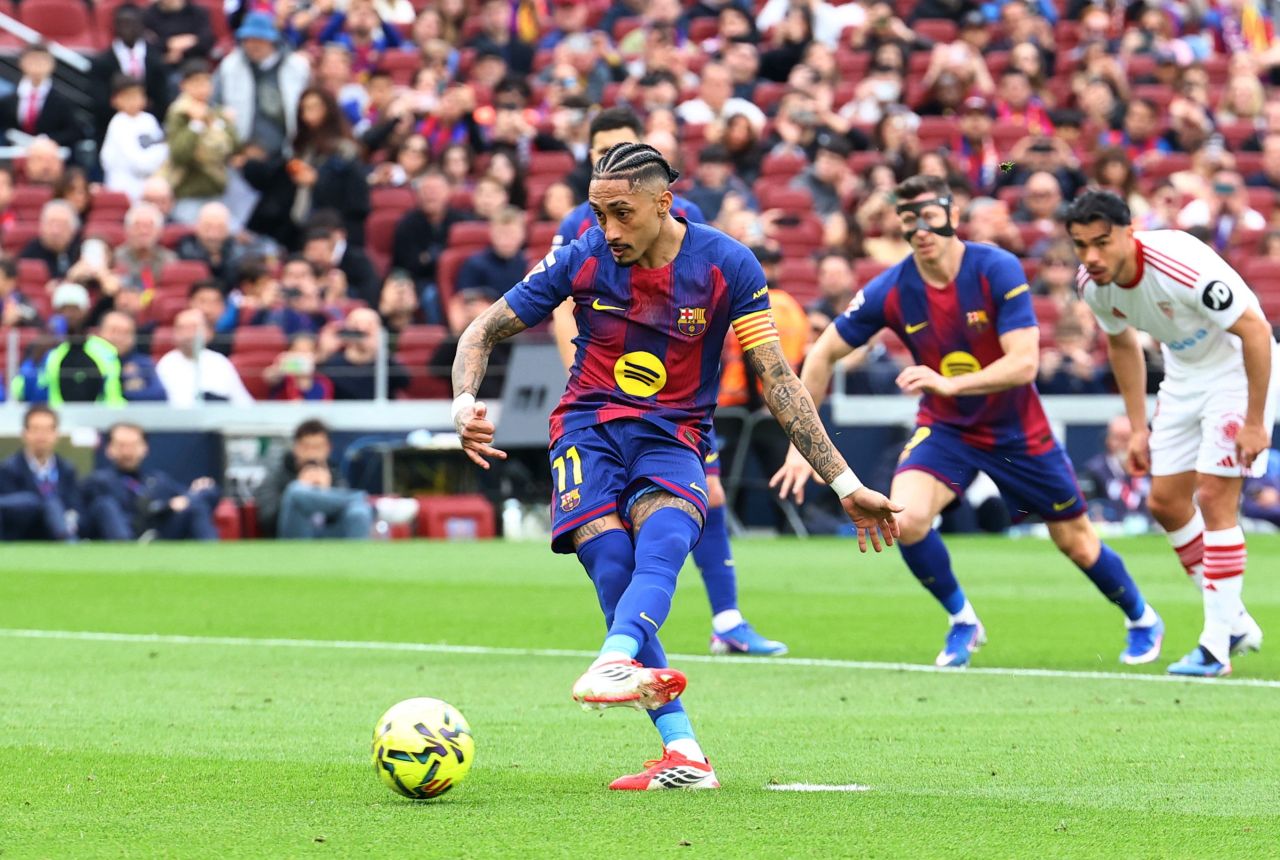 Raphinha batendo pênalti com a camisa do Barcelona