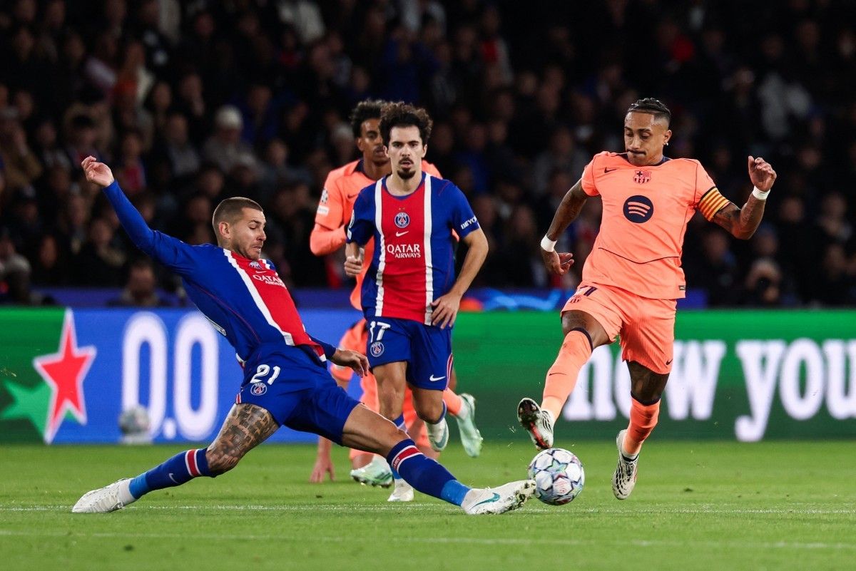 Raphinha em ação pelo Barcelona contra o PSG