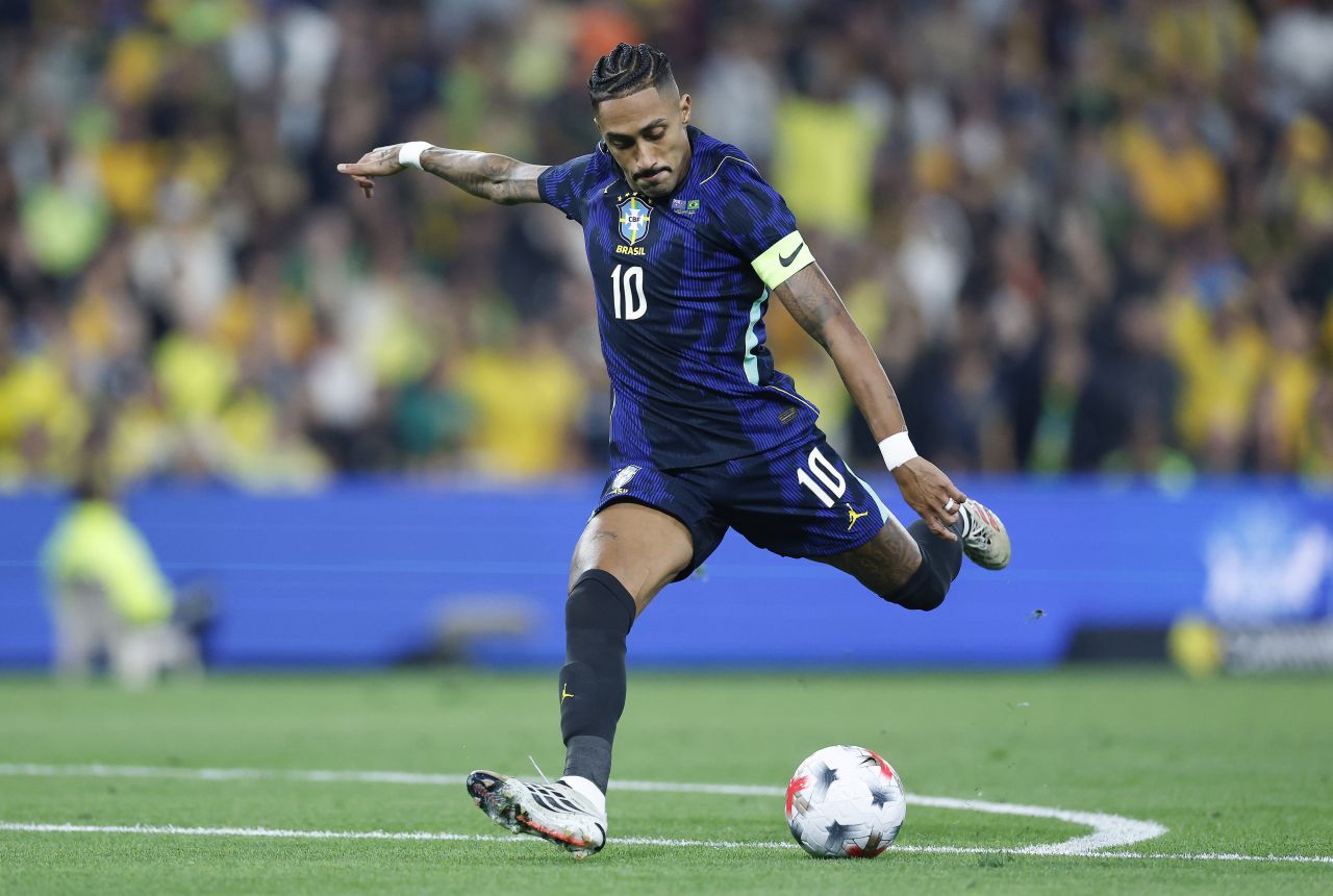 Raphinha cobrando pênalti com a camisa da seleção brasileira