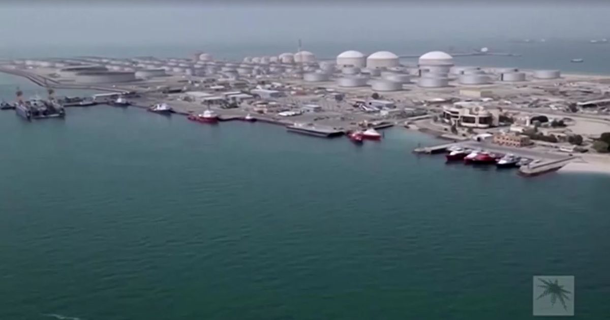 Navio-tanque atracado em Ras Tanura