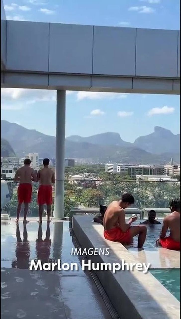 Jogadores do Baltimore Ravens na piscina do hotel na Barra da Tijuca
