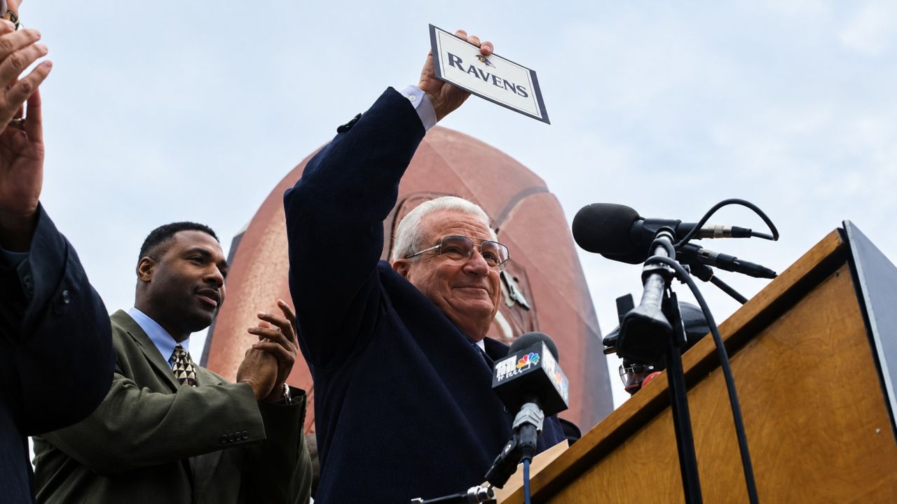 Art Modell anuncia o nome Ravens