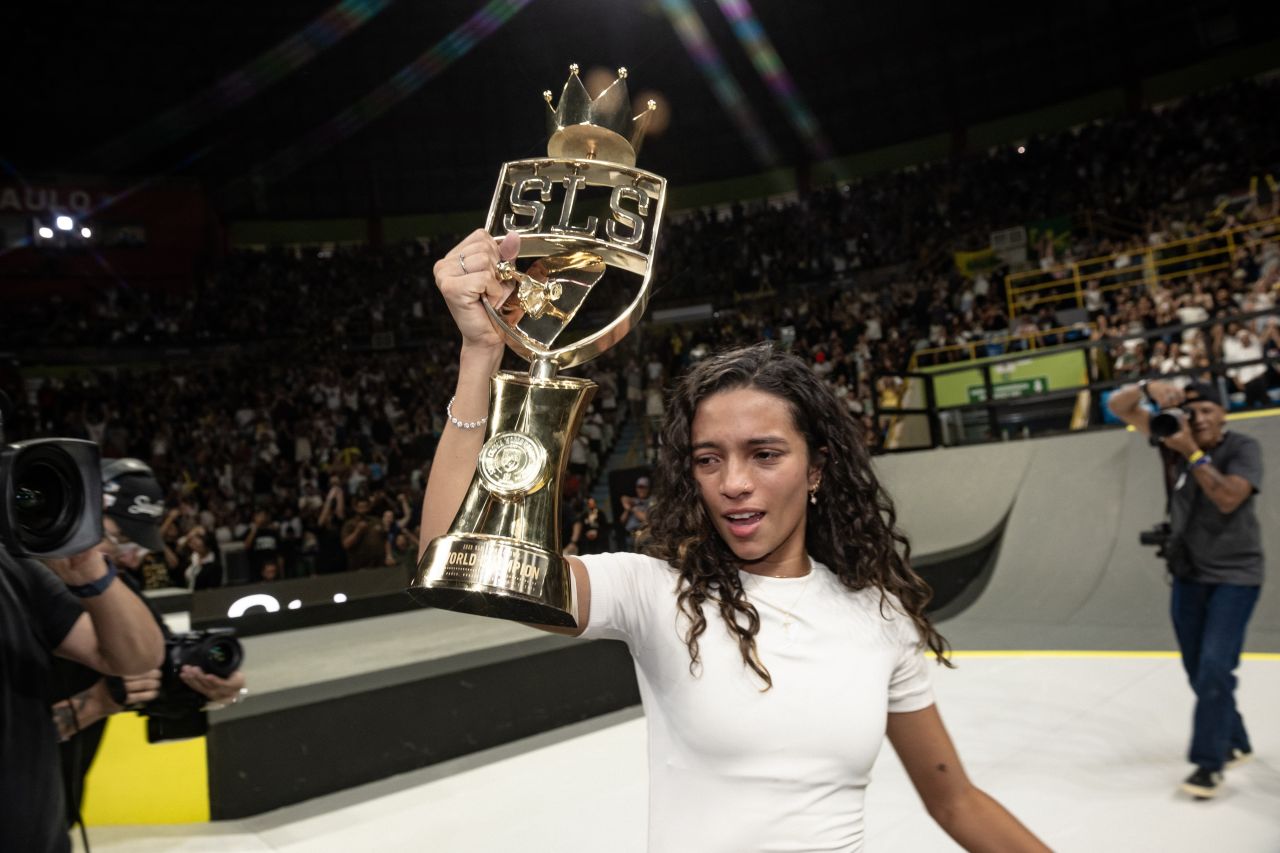 Rayssa Leal em pista de skate
