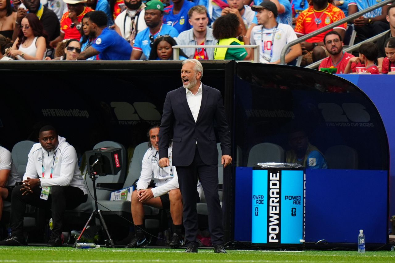 Técnico Sébastien Desabre durante a partida RD Congo x Portugal