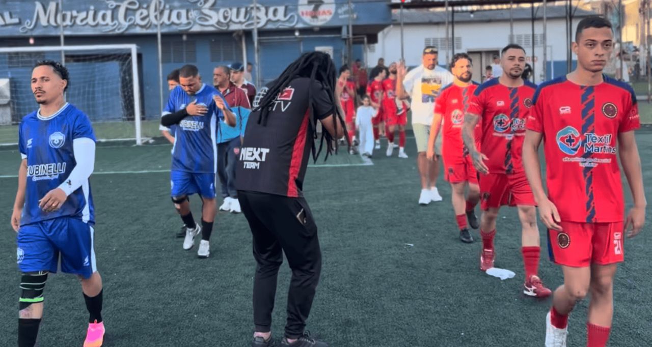 Jogadores do Real Invasão comemorando o título da Copa Sapão no Campo do Mercedes em Mauá