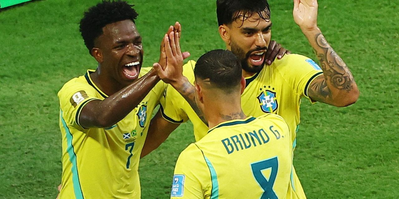 Vinícius Júnior comemorando gol