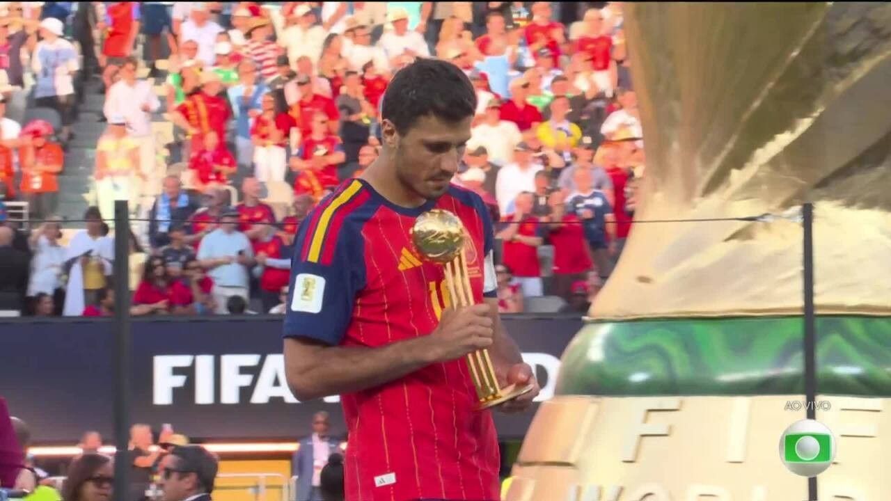 Rodri com a taça da Copa do Mundo