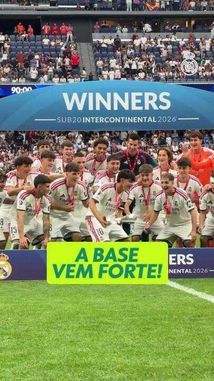 Real Madrid com o troféu do Mundial Sub-20 no Santiago Bernabéu