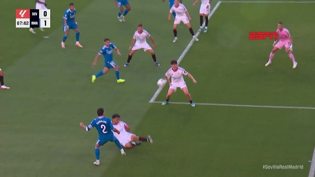 Antonio Rüdiger com a camisa do Real Madrid em campo