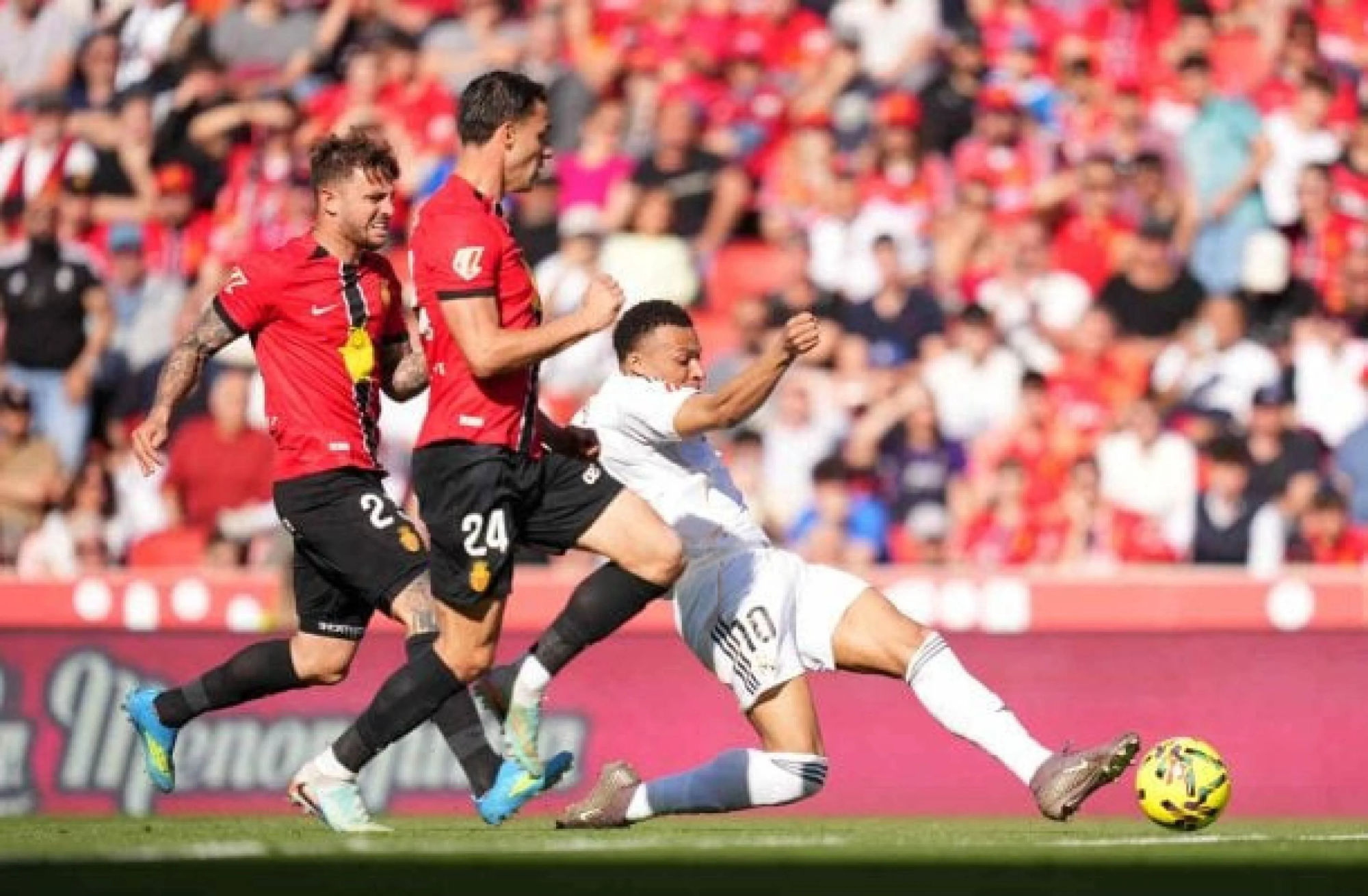 Muriqi comemorando gol da vitória sobre o Real Madrid