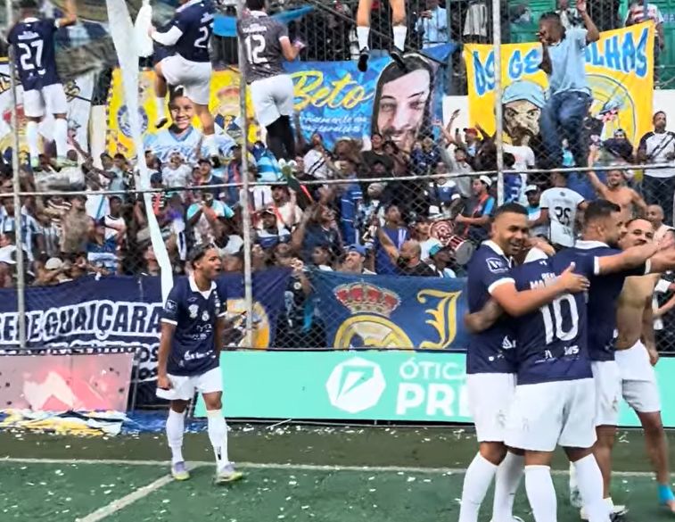 Jogadores do Real Madruga comemorando a classificação na Supercopa Pioner