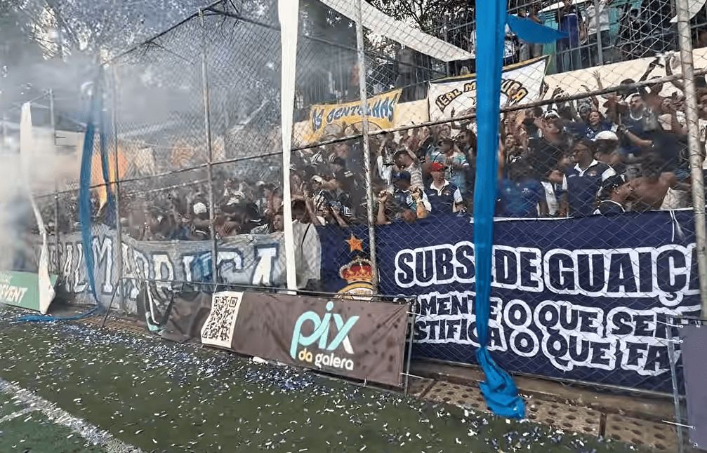 Jogadores do Real Madruga comemorando a classificação para a final da Supercopa Pioner