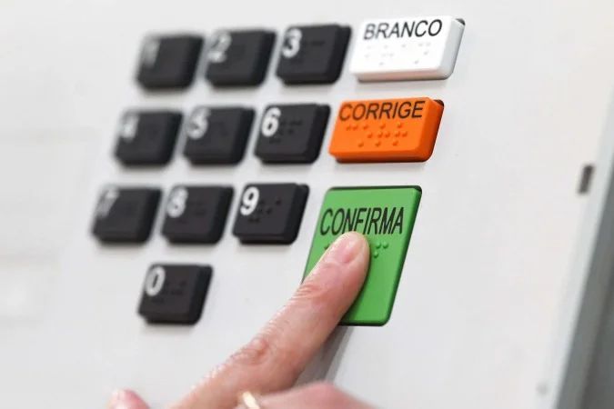 Placas de campanha de Lula e Flávio lado a lado