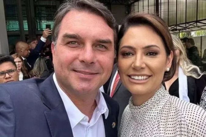 Michelle Bolsonaro e Flávio Bolsonaro em evento público