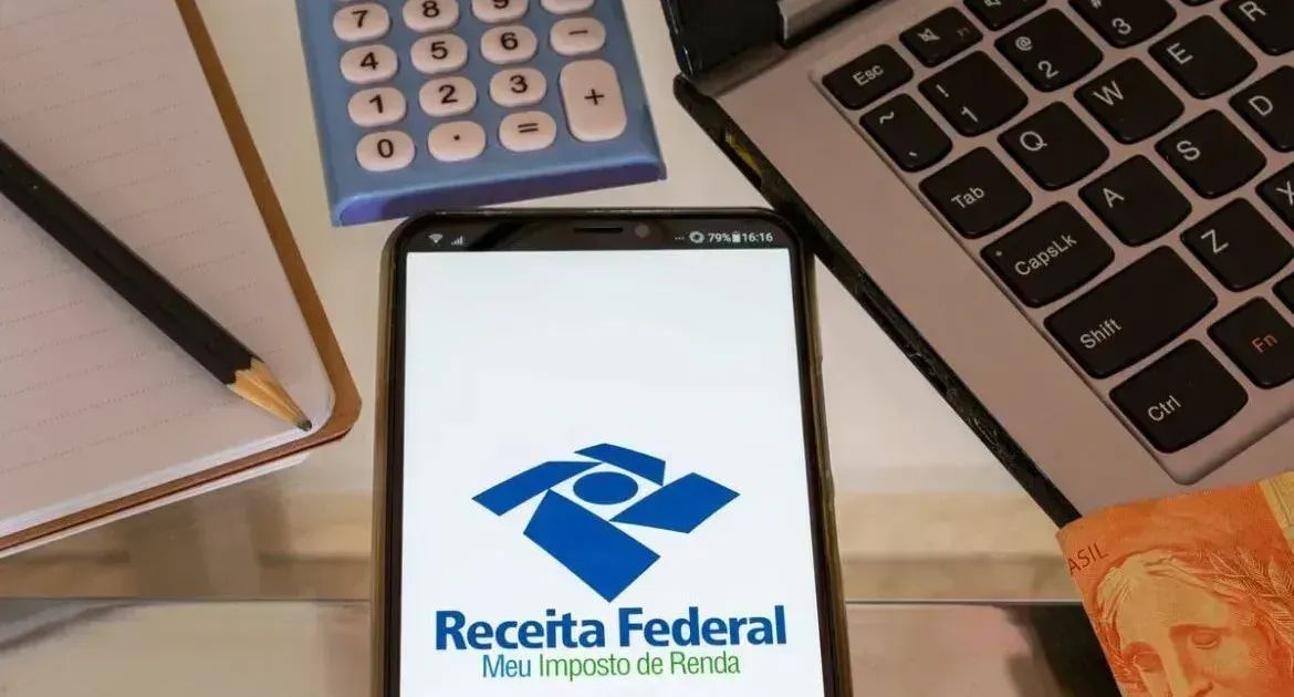 Tela de celular exibindo consulta de restituição do Imposto de Renda