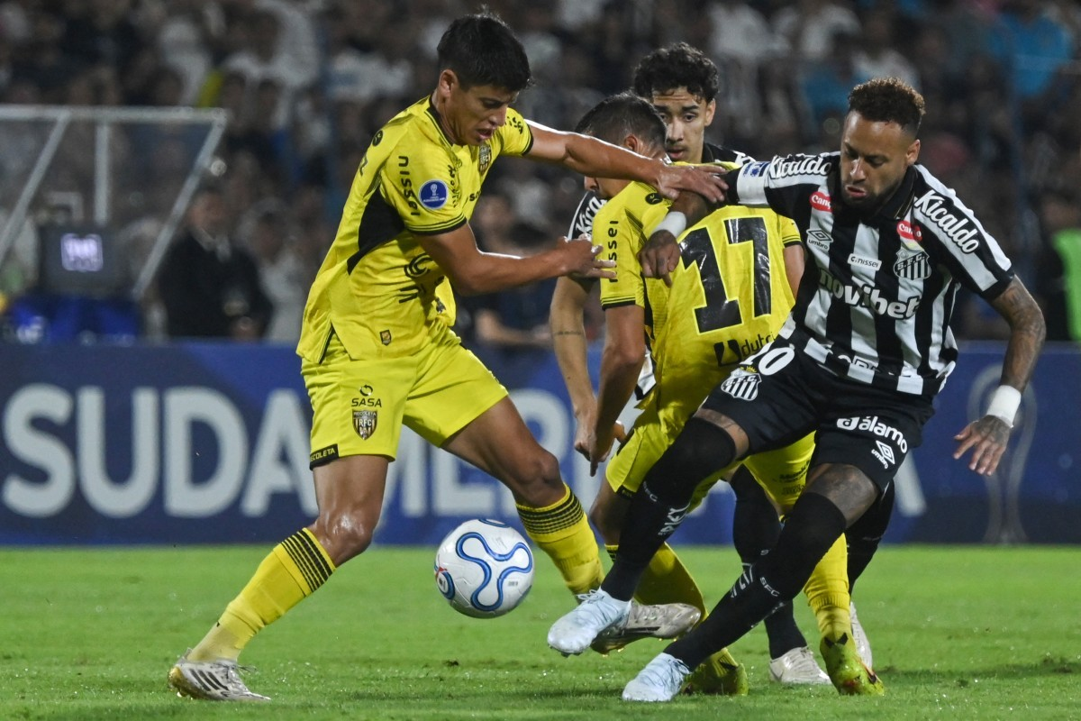 Neymar comemora gol pelo Santos contra o Recoleta