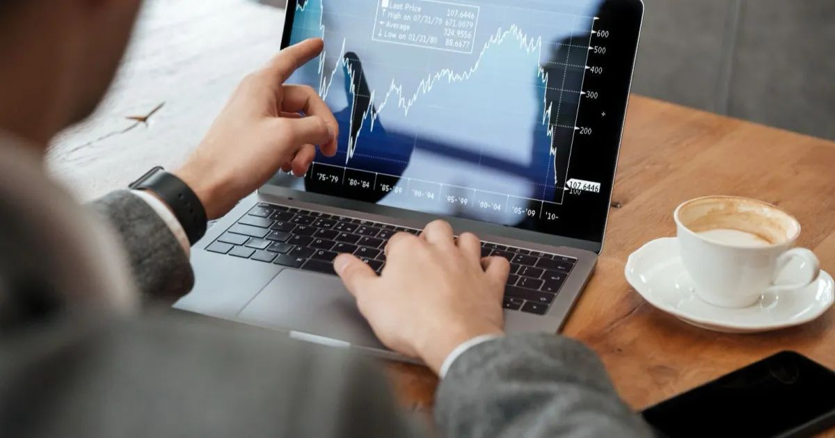 Painel da bolsa com cotações e números de negociação