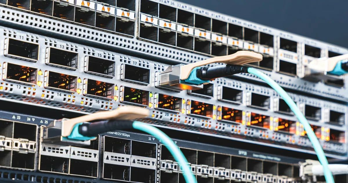 Prédio de data center com fileiras de servidores