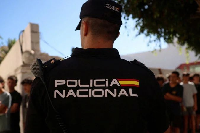 Migrantes na costa de Ceuta após travessia em julho