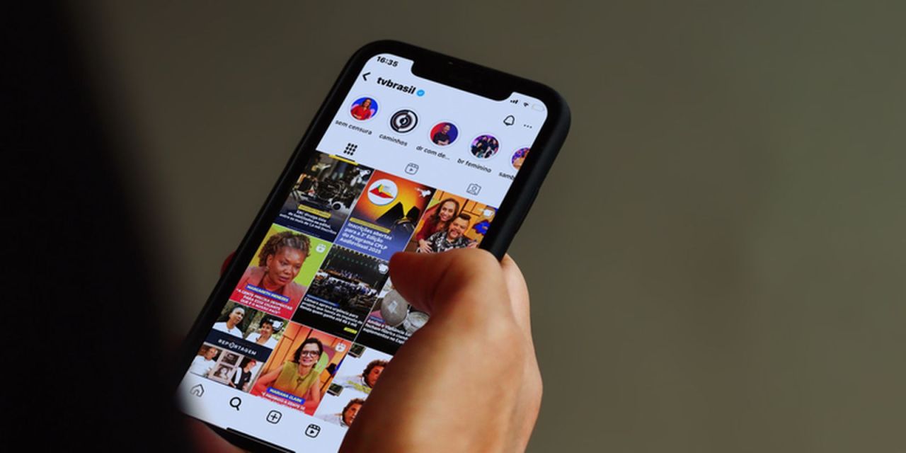 Jovens usando celulares em ambiente urbano