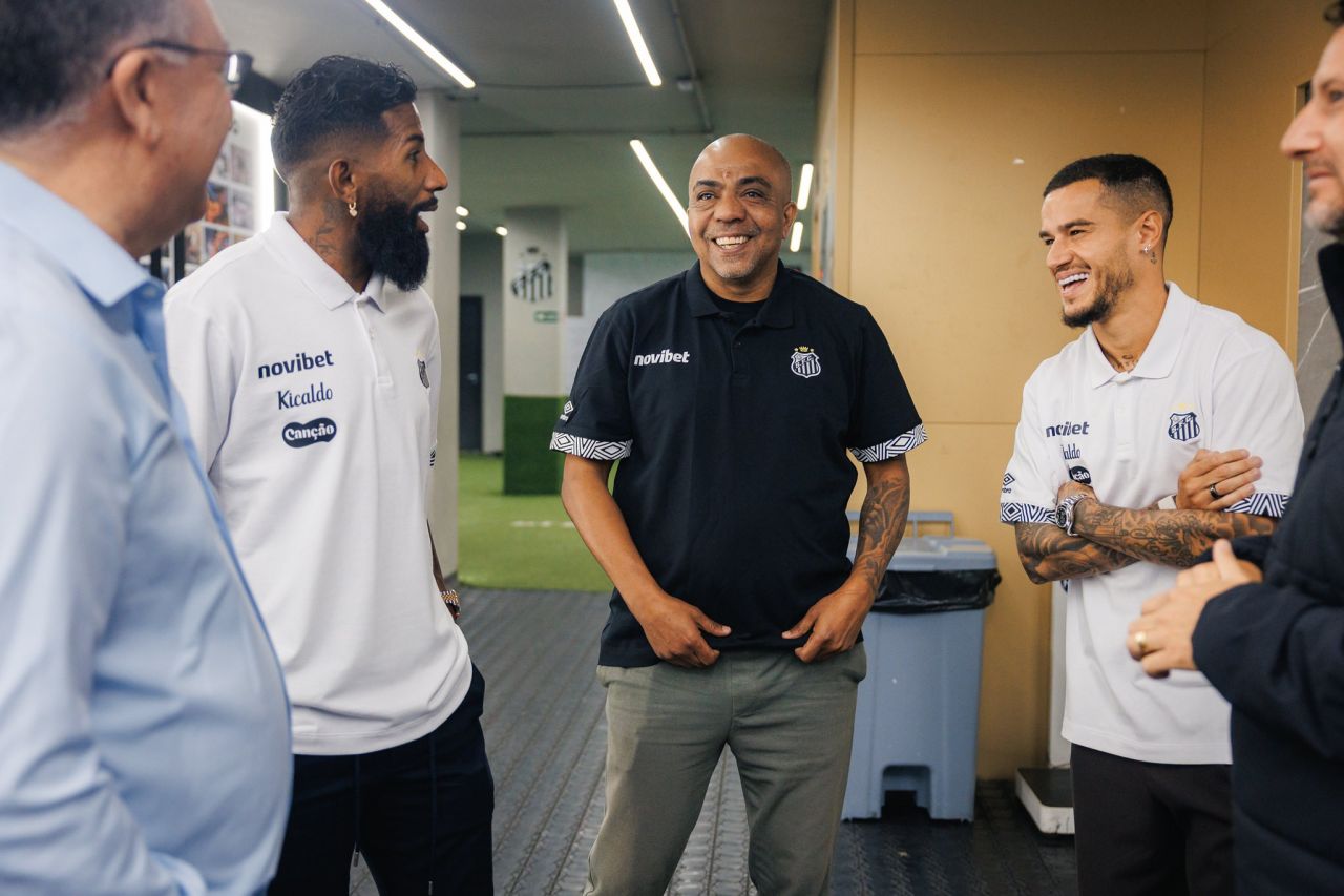 Rodinei e Coutinho no vestiario da Vila Belmiro