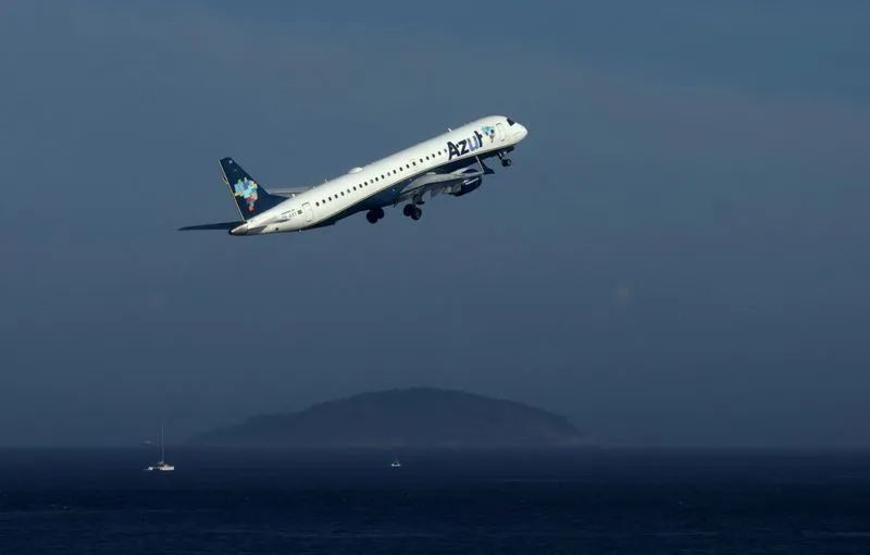 Avião comercial decolando