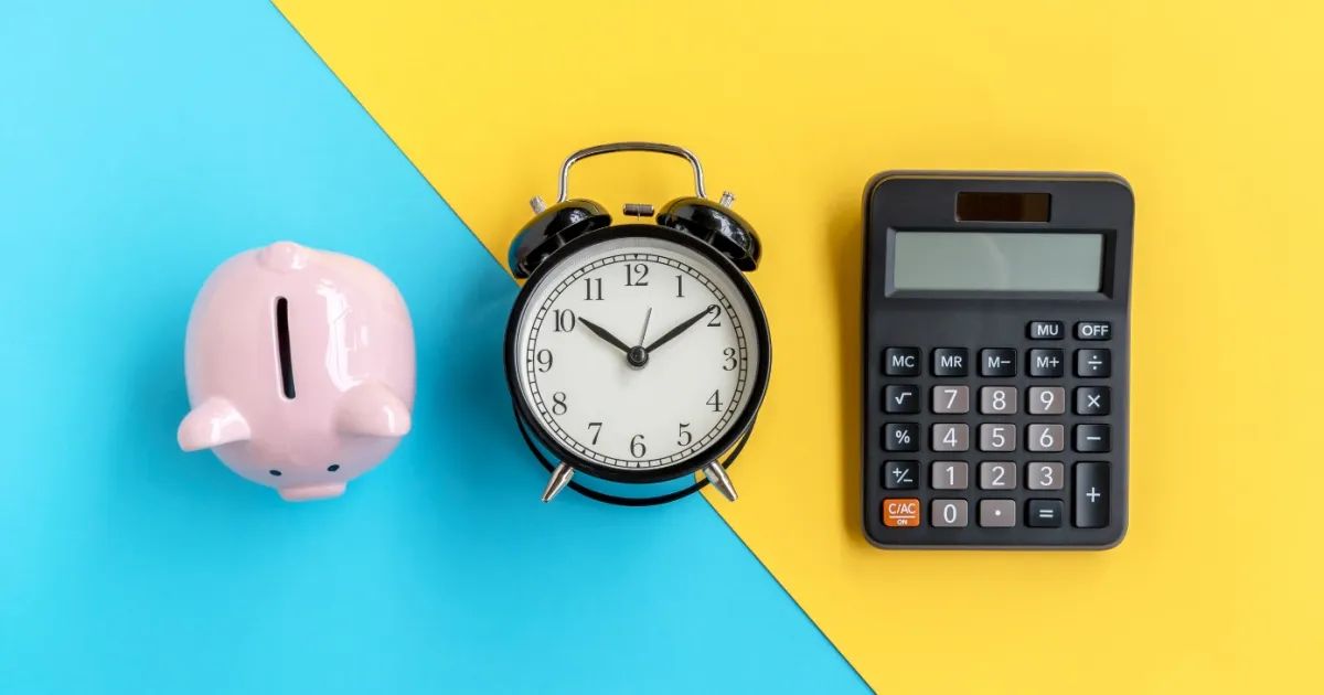 Executivos em reunião analisando planilhas e gráficos financeiros