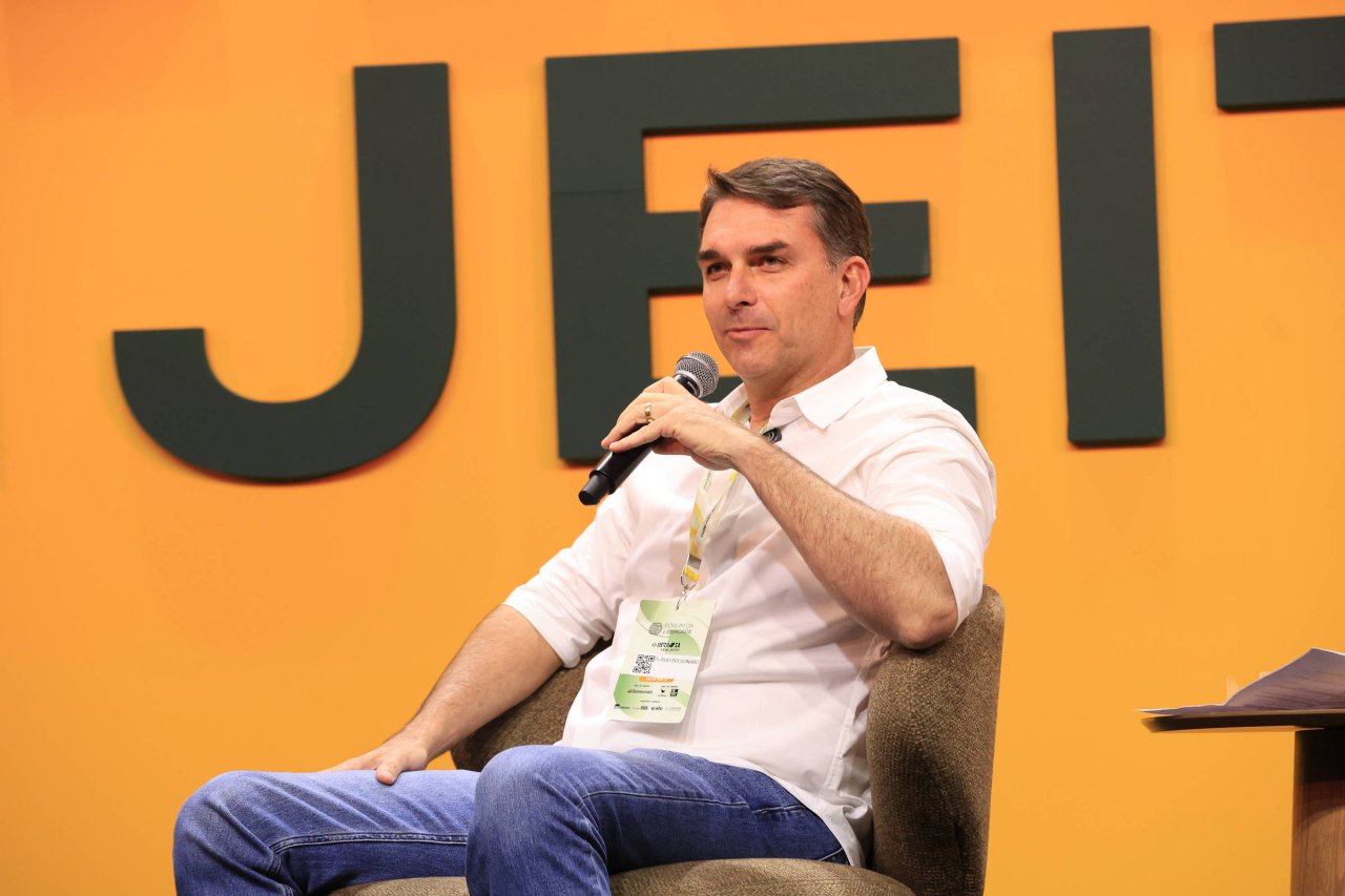 Flávio Bolsonaro em discurso
