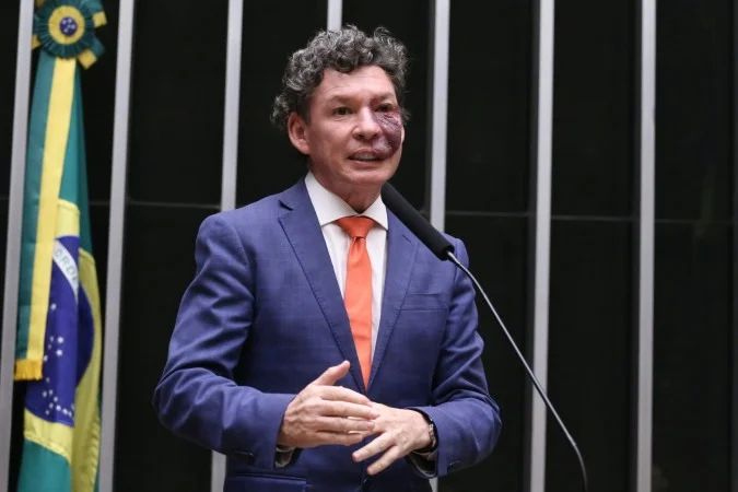 Reginaldo Lopes em plenário da Câmara
