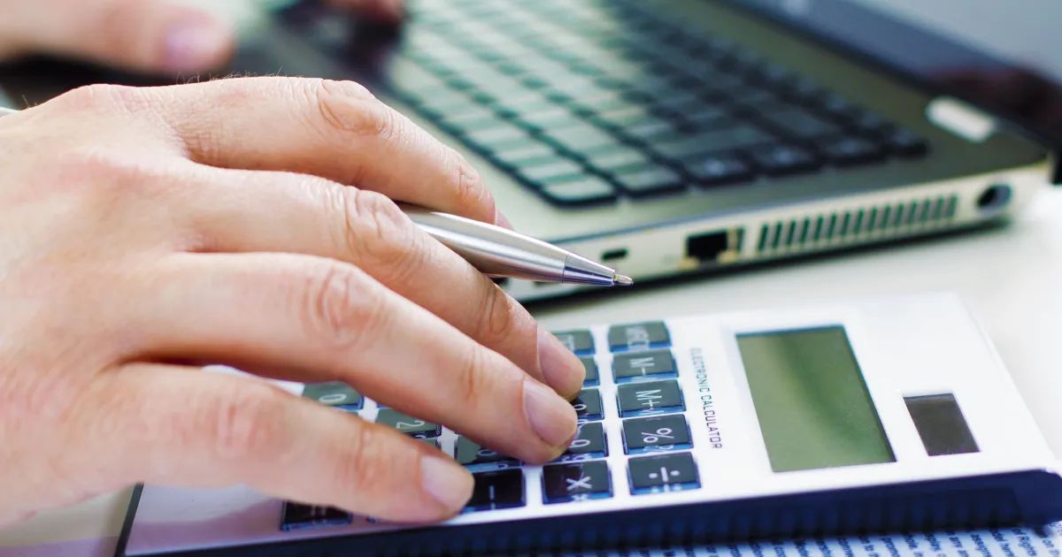 Calculadora, planilha e notas para orçamento