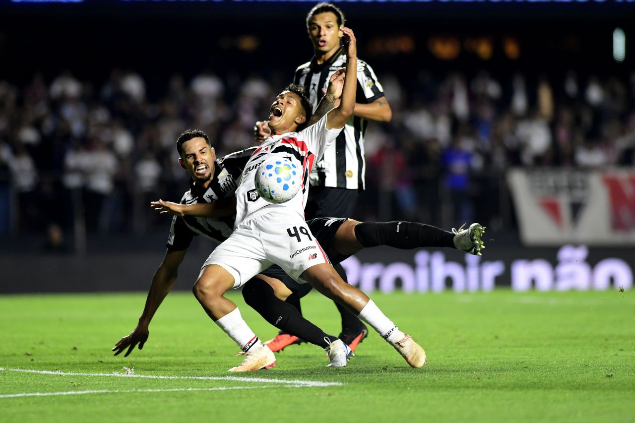 Gabigol cabeceia gol no Morumbi