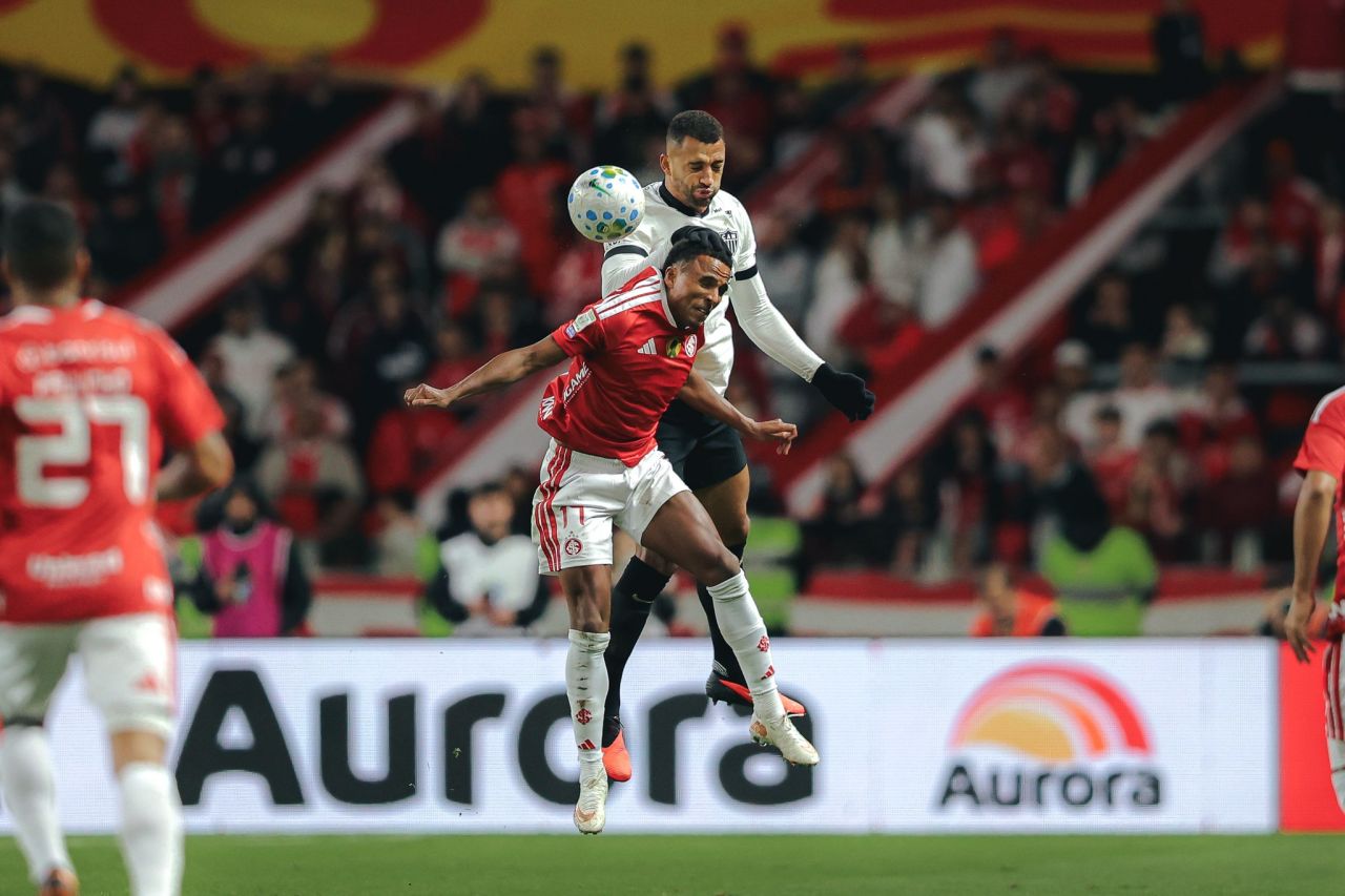 Vitor Hugo disputa bola pelo Atlético-MG no Beira-Rio