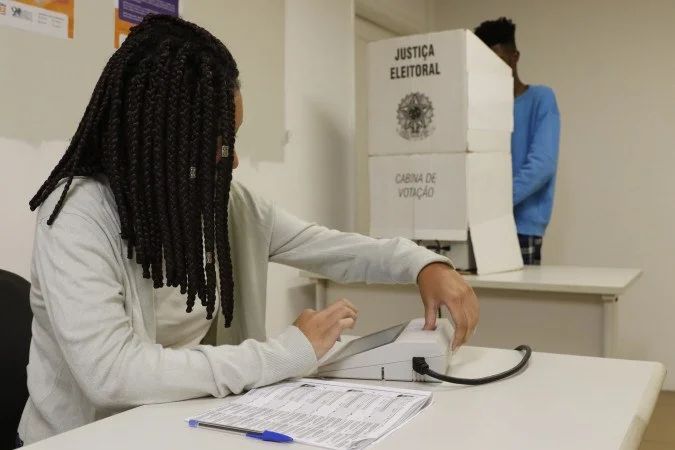 Fila de eleitores em seção eleitoral