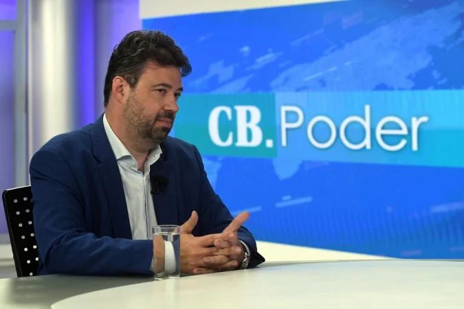 Representação de inteligência artificial em tela com ícones de redes sociais
