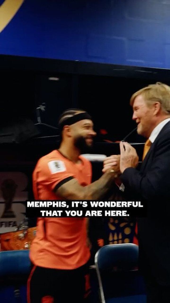 Willem-Alexander cumprimenta Memphis Depay no vestiário