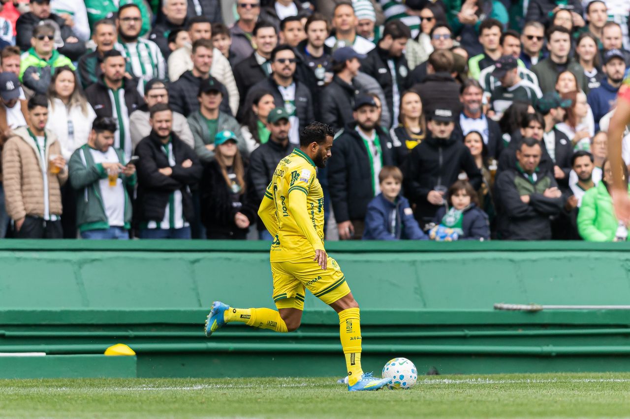 Reinaldo reclama da arbitragem durante Coritiba x Mirassol