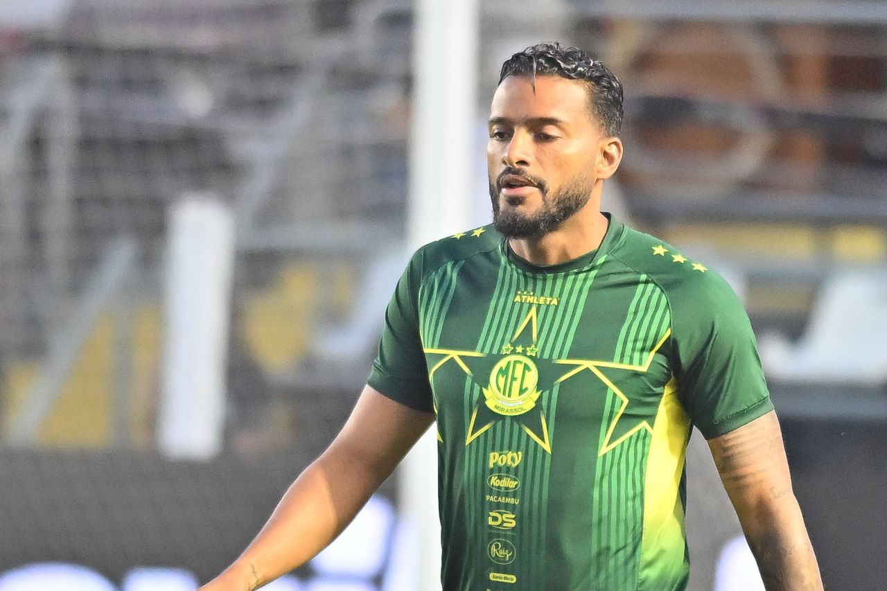 Reinaldo no campo da Vila Belmiro após o incidente