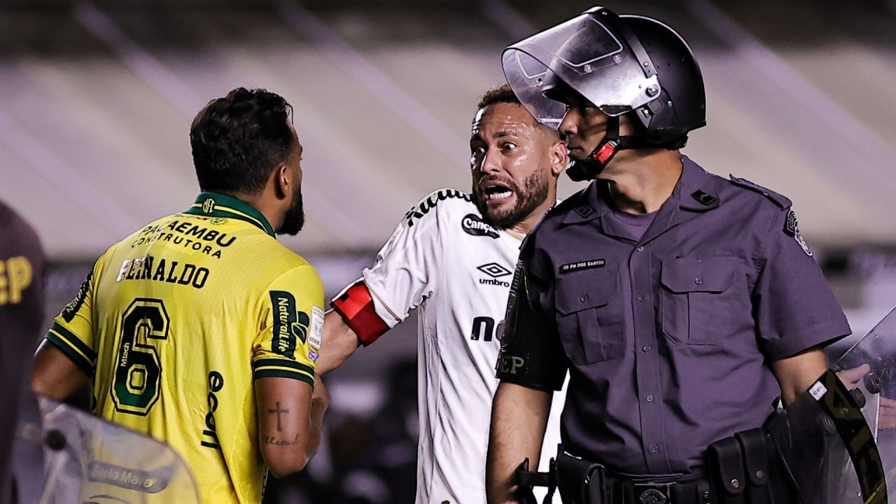 Reinaldo reclama após ser atingido por cusparada na Vila Belmiro