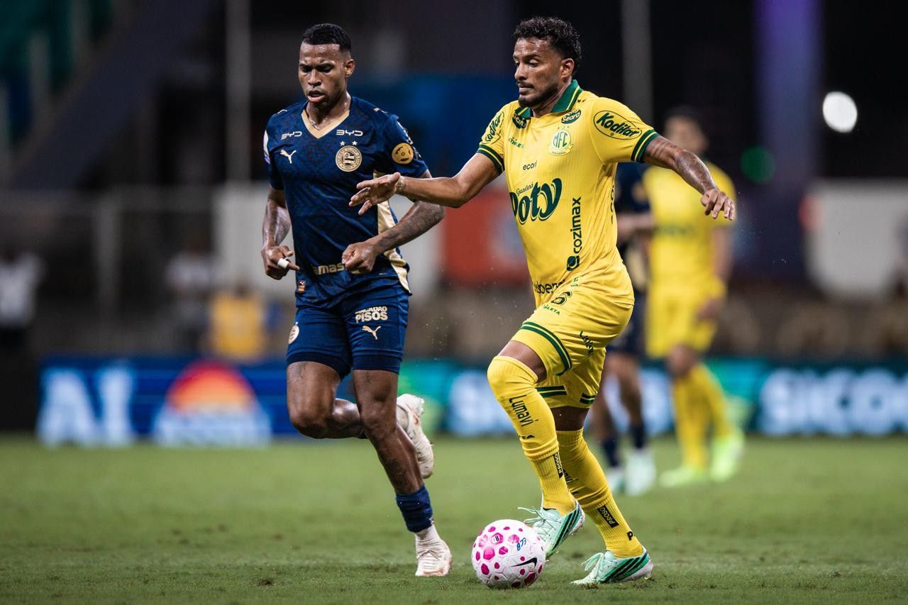 Reinaldo cobrando pênalti contra o Bahia