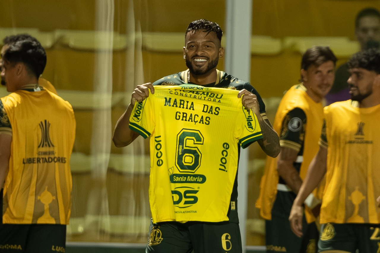 Reinaldo comemora gol pelo Mirassol mostrando camisa em homenagem à mãe