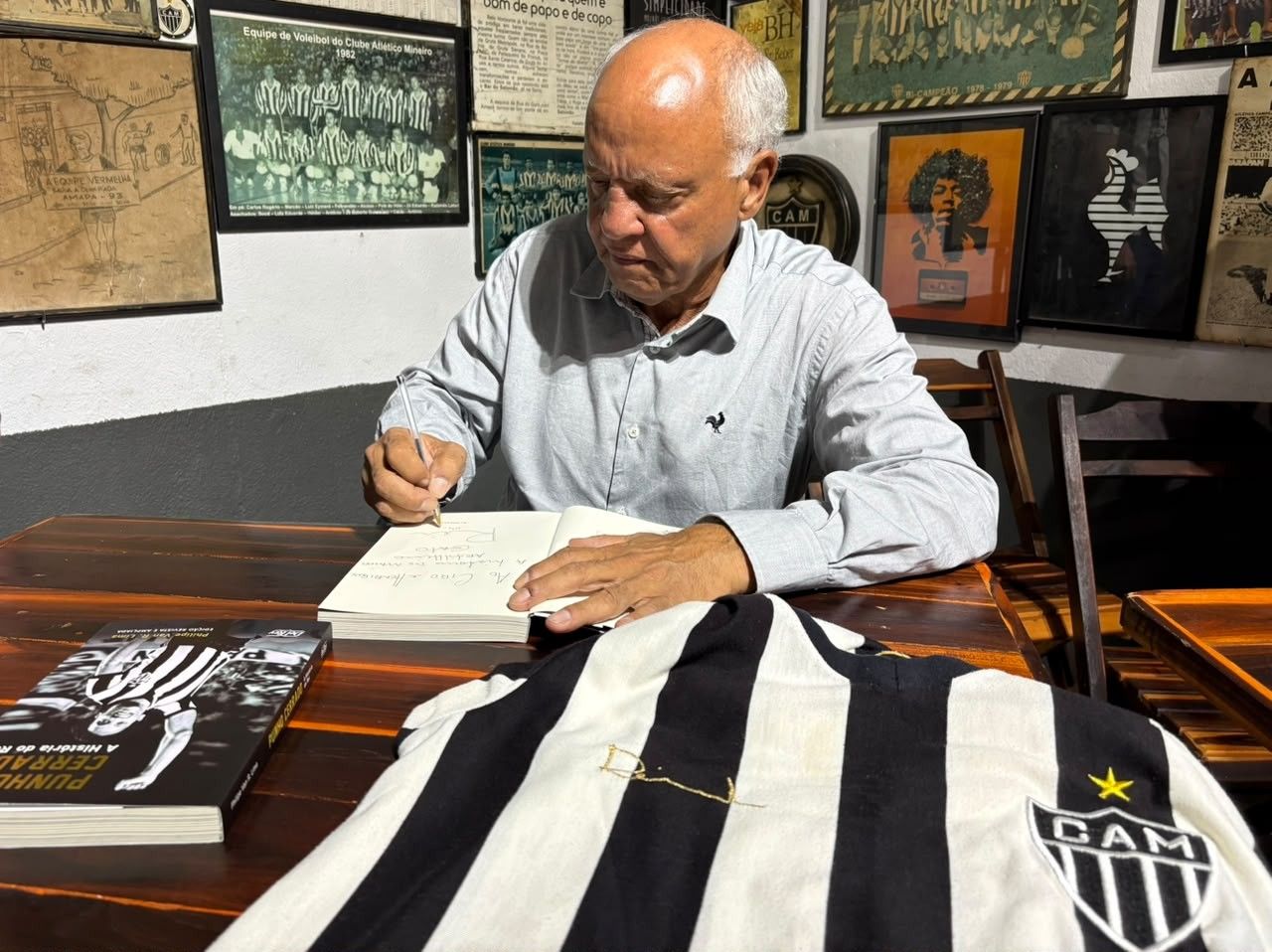 Reinaldo em sessão de autógrafos em Belo Horizonte